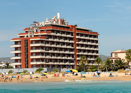 Edificio del hotel visto desde la playa