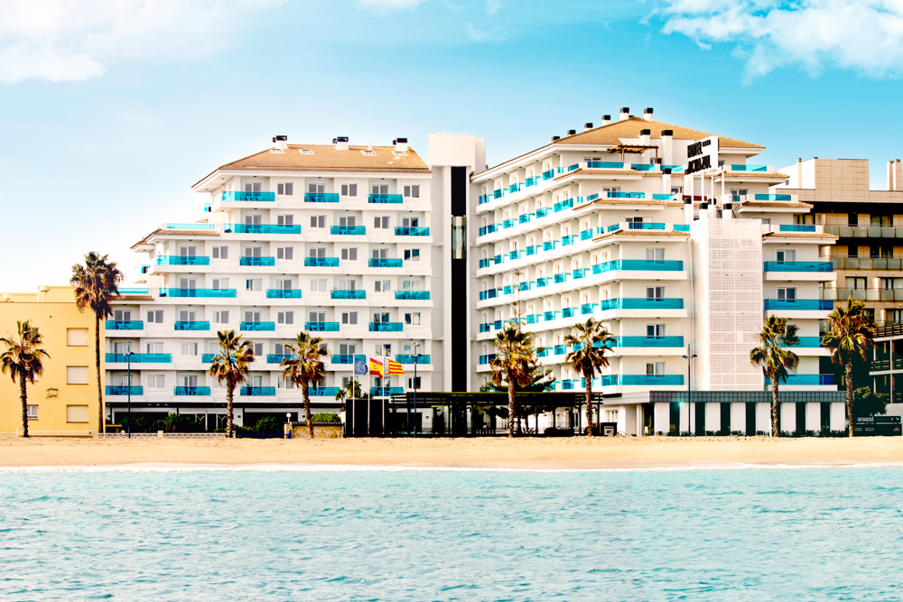 Fachada del hotel junto a la playa